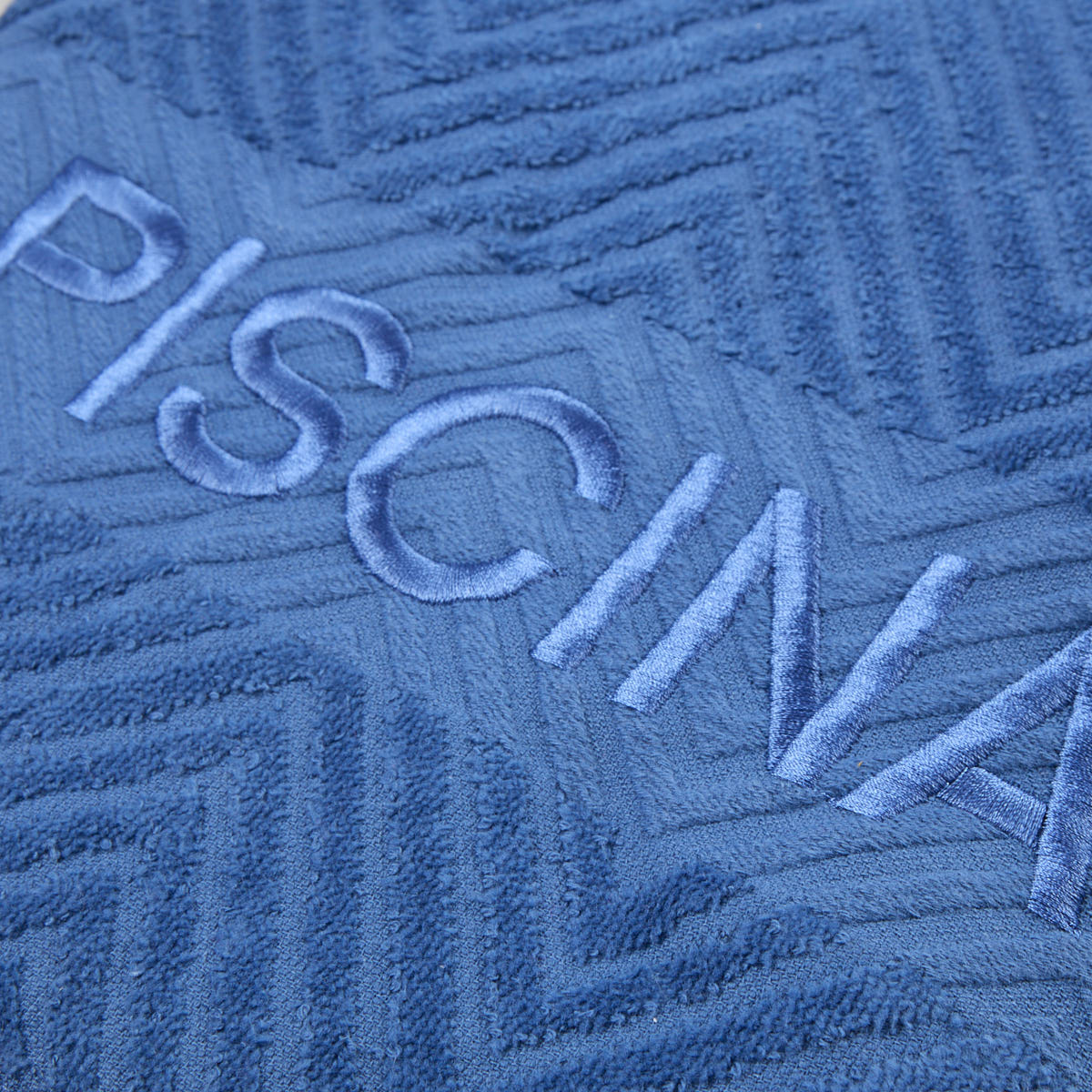 03 12 0034 Toalha de Praia Aveludada Chevron Azul Marinho 004.jpg